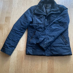 Mörkblå Field jacket från J.Lindeberg - Säljer en stilren mörkblå field jacket från J.Lindeberg. Jackan är nästan ny skick, Andvänds sällan. Pris lappen och de är med. Perfekt för alla dagar. Byten funkar. Fraktar dagen ni köper! 1-3 dagar frakt 📦🙌💯