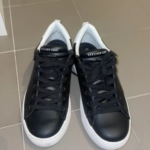 Svarta sneakers  - Snygga stilrena sneakers från Skechers. Passar till utgång m finare kläder eller vardags. Använda 1 gång o säljer då dom e försmå för mig