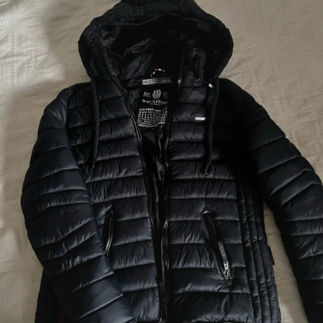 Marinblå/svart pufferjacka från Navahoo