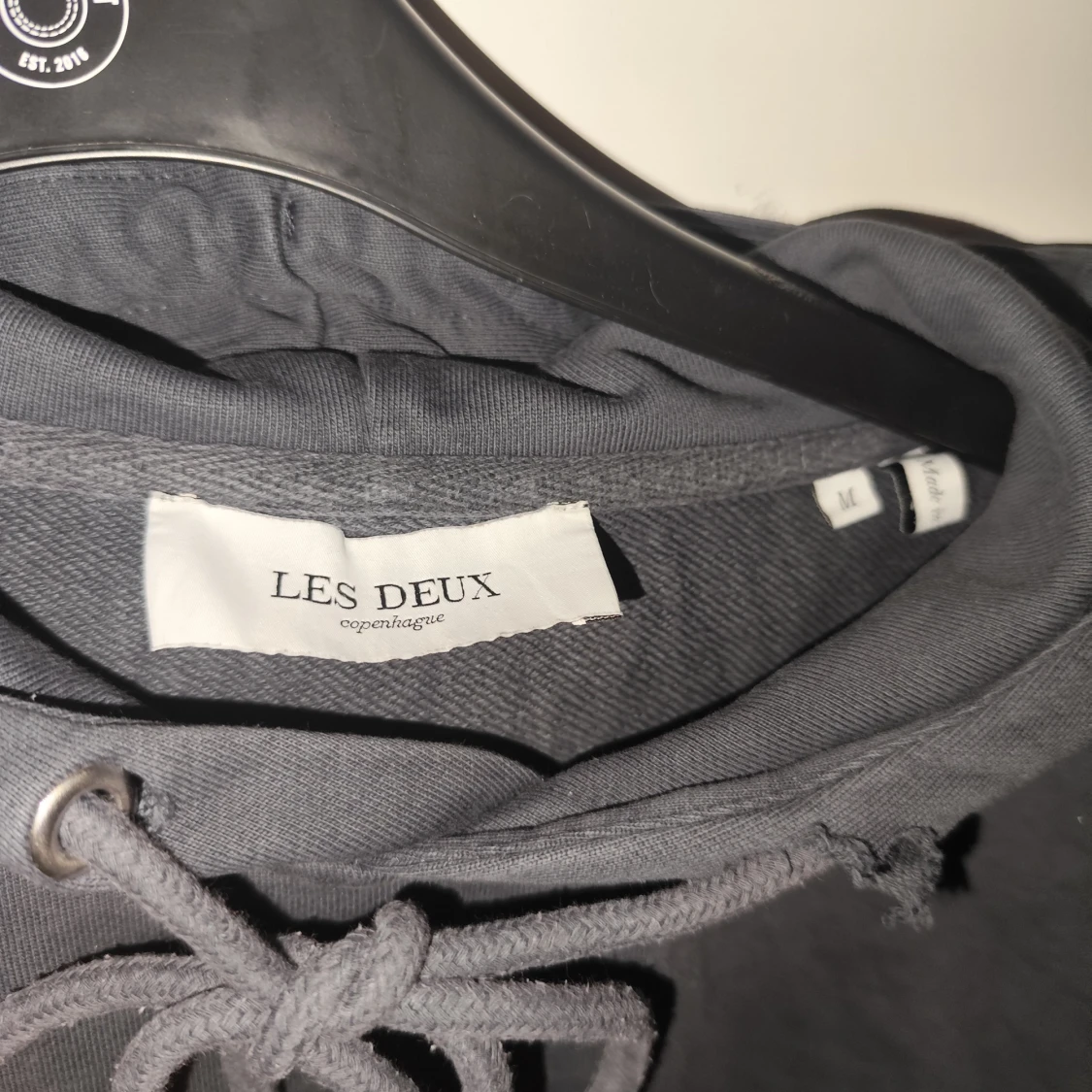 Grå hoodie från Les Deux - 2