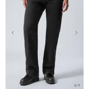 Lowrise straight jeans weekday  - Svarta low waist straight jeans från Weekday. Mycket bra skick! Storlek W27 L32❣️