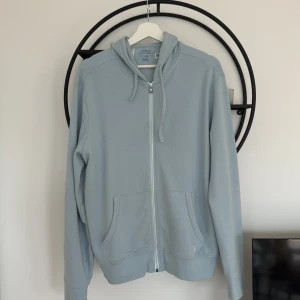 Ljusblå hoodie från Ralph Lauren - Säljer nu denna ljusblå hoodie från Ralph Lauren. Tröjan är är något tunnare än typiska hoodies, så den passar perfekt nu till vår/sommar☀️Använd väldigt sparsamt och få antal gånger, så INGA defekter!😍 Säljes pågrund av garederobs rensning