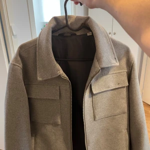 Hel zip från Jack and Jones - Snygg grå jacka från Jack and Jones , helt ny utan defekter och knappt använd , ny pris 1000, mitt pris 350