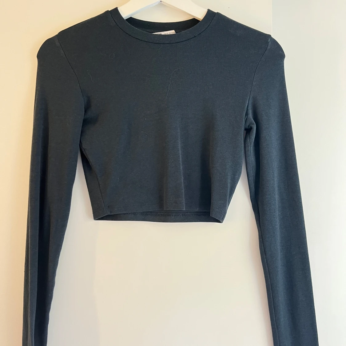 Svart croppad långärmad topp