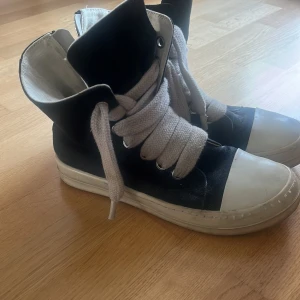Rick owens Ramones  - Sköna ricks, rätt så bra skick köpta för 7000kr storlek 43 men passar 42 bra 
