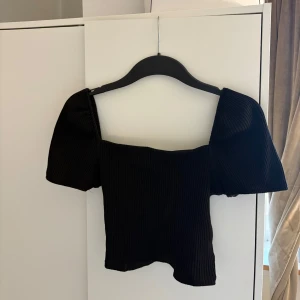 Topp från hm - Topp med större armar och lite kortare modell. Ribbad i tyget, använd några gånger