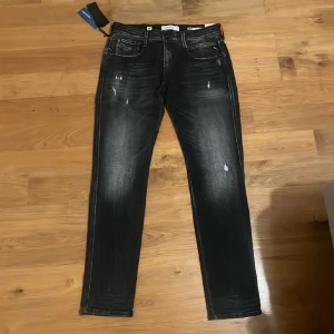 Replay anbass aged 05 - Säljer dessa feta replay anbass jeans som är mycket bra kvalitet. Slutsålda typ överallt. Lapparna är ej kvar på jeansen men bara använt 2 gånger ungefär. Ny pris runt 2000.