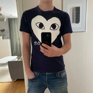 Mörkblå t-shirt från Comme des Garçons - Tirsa från CDG. Storlek M, och inga synliga defekter. Tröjan passar dig som är 180. Jag är 185 men den sitter lite tajt. Hör av er om ni har funderingar