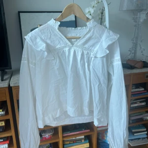 Volangblus - Vit volabgblus från Gina tricot young. Passar även dam storlek S. Perfekt till vår och sommar. Den har några få fläckar därav lägre pris.