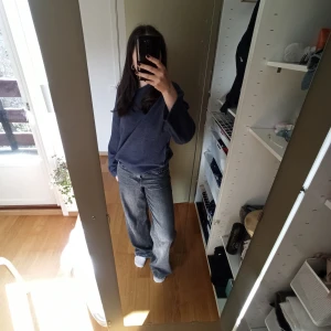 Mörkblå stickad tröja från Lager 157 - Säljer en mörkblå stickad tröja från Lager som är helt ny. Varm och bekväm, funkar till alla stiler. 