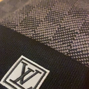 svart mössa - priset kan diskuteras  helt ny