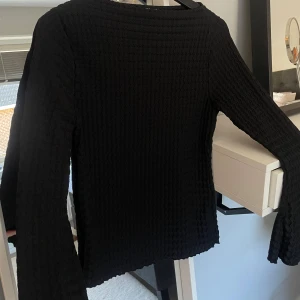 Blus - Säljer denna fina blus/tröja från Lager 157 som tyvärr inte kommit till användning. Den är mönstrad och har vidare armar nertill. 🥰