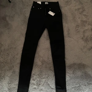 Svarta skinny jeans - Skinny jeans med hög midja. Lager 157