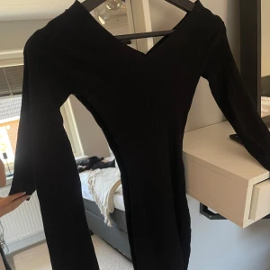 Svart ribbad klänning - En fin ribbad enkel klänning som passar till alla tillfällen. Klänningen är väldigt stretchig och skön. Är du intresserad och vill ha bilder på hur den sitter på så skicka ett PM. 🥰