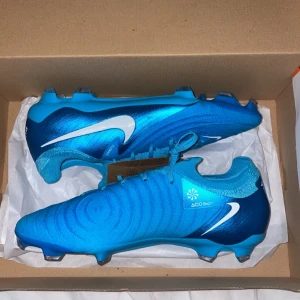 Nike phantom fotbollsskor  - Nya Nike phantom elite som är använda ungefär 5 gånger. Skriv om ni har några frågor. Pris kan diskuteras.