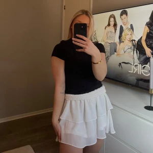 Vit volangkjol - Säljer denna söta volangkjol med elastiskt midjeband. Kjolen är otroligt skön och man kan enkelt själv bestämma ifall man vill ha kjolen low waist eller inte. 💞