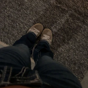 Adidas campus  - Säljer mina grå campus då jag köpt ett par nya precis, de är i använt skick men håller på att tvätta de lite å göra de lite fina, inga skador oså liksom, skriv om du är intresserad så skickar jag mer bilder på de❤️grå oanvända skosnören fås med