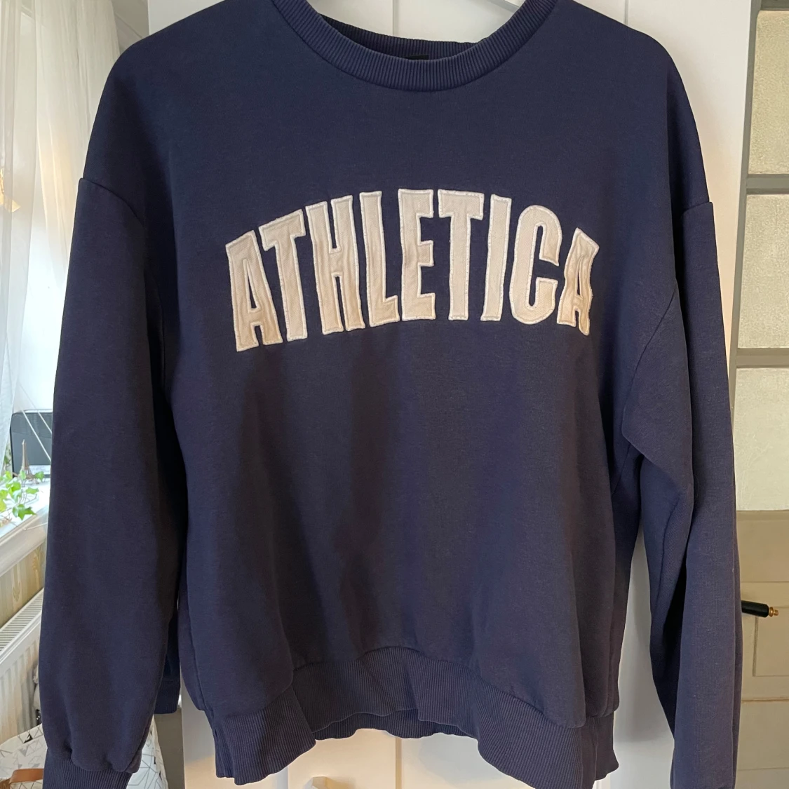 Mörkblå sweatshirt Gina Tricot