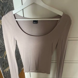 Beige långärmad topp från Gina Tricot - Beige topp från gina i xs. Endast använd några få gånger och har inga defekter💕