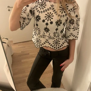 Blus - Söt vit blus från Zara med trekvartsärm, svart broderi 