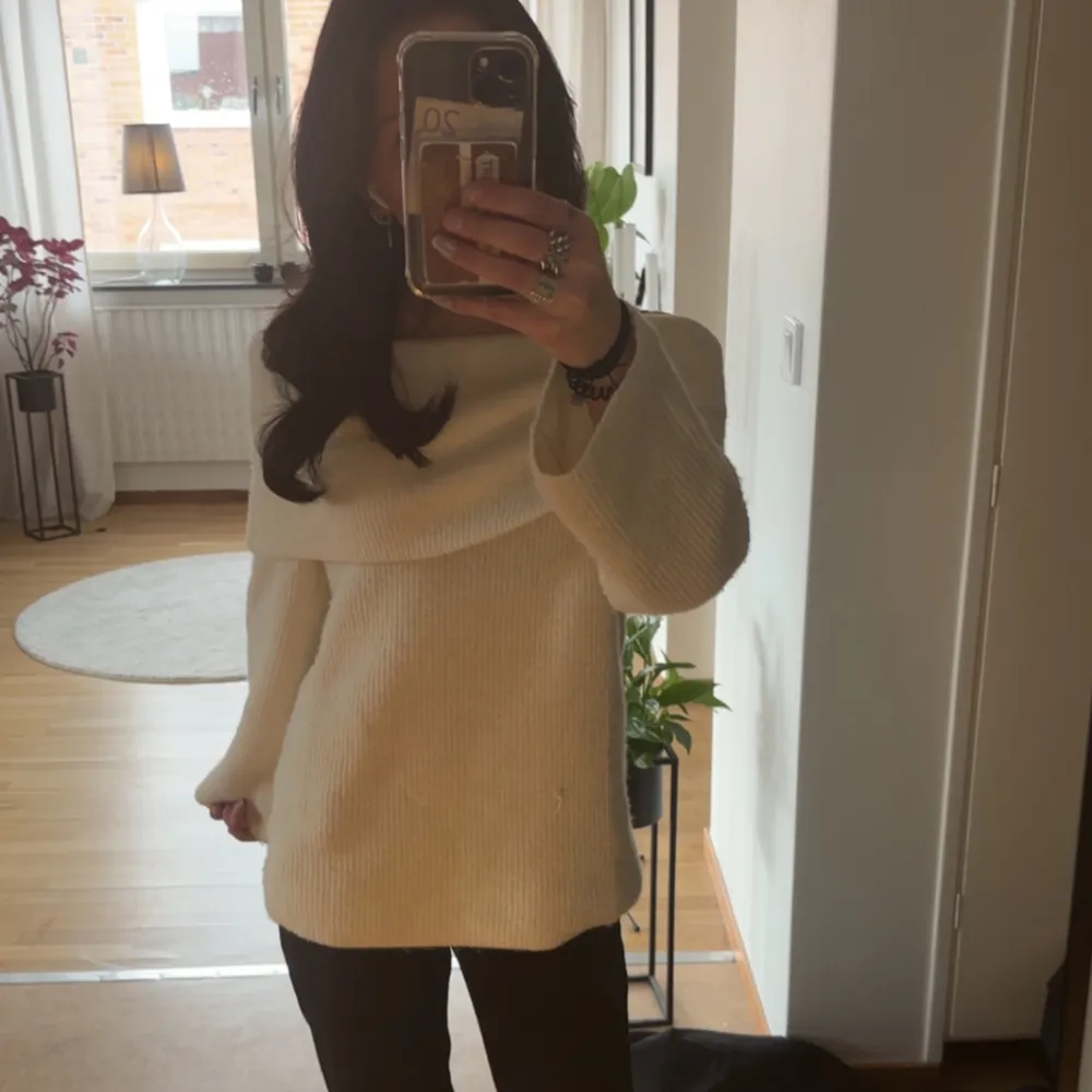 Säljer en jäättemysig stilren vit ribbad tröja med offshoulder-design. Tröjan har långa ärmar och en oversized, lös passform som ger en avslappnad look. Ganska stor i storleken! Perfekt för kyligare dagar.💞 Säljer då den inte kommer alls till användning. Använd 1 gång.💗✨ Nypris: 299kr (Mitt pris: 150kr) 🫰🏻. Neuletakit & Villapaidat.