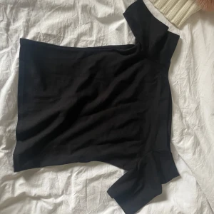 Svart offshoulder topp - Säljer en stilren svart offshoulder topp med korta ärmar. Perfekt för en trendig look. Passar bra till både jeans och kjol. Hör av dig vid intresse!