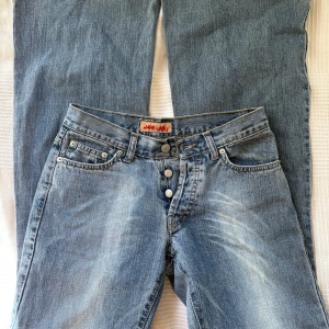 lågmidjade jeans - Lågmidjade jeans från JAM, står ej storlek men gissar på 34/36. Midjemått rakt över 34cm, innerbyxlängd 79. För små för mig har ej bild på!