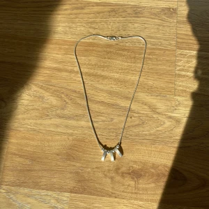 Halsband med hänge, 925s, 42cm, 7,31g, silver, ormlänk - Halsband med unikt hänge stämplat med 925. Är 42cm långt och väger ca 7,31 gram. Kedjan är en ormlänk. Inga tydliga defekter. Hör av er vid frågor!💕