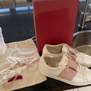 Valentino Garavani - Riktigt fina och eftertraktade Valentino Garavani skor. Skorna är i bra skick. Lite rosa färg på botten av skosnöret (möjligtvis försvinner av en tvätt). Självklart äkta. Box och dustbag medföljer vid köp av skorna. Nypris ca 7000 kr, mitt pris 2999 kr. Tveka inte på att fråga!