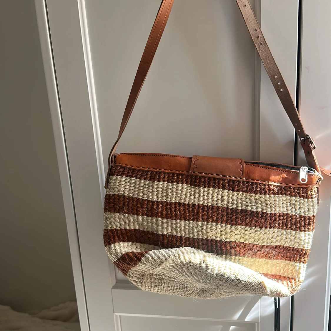 Randig axelväska i naturmaterial - 1