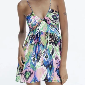 möstrad klänning från zara - snygg klänning från zara i coolt mönster💕