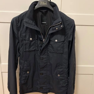 J.Lindberg Field jacka - Stilig J.Lindberg Field jacka i storlek S och färg marinblå. Nypris runt 4000kr. Om du har några funderingar så är det bara att fråga på! ❇️