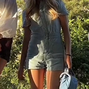 Ljusblå jeans jumpsuit  - Så snygg jumpsuit med gömda knappar framtill. Perfekta för sommardagar! 