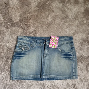 Lowwaist jeans kjol 😇💖🧚‍♀️ - Så snygg ljus blå low waist jeans kjol 🩷🧚‍♀️💖🫶🏽 midjemått rakt över 40cm 