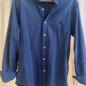 Ralph Lauren Skjorta - Säljer en Blå Ralph Lauren skjorta i storlek S slim fit. Skick 8/10. Fråga gärna vid minsta fundering.