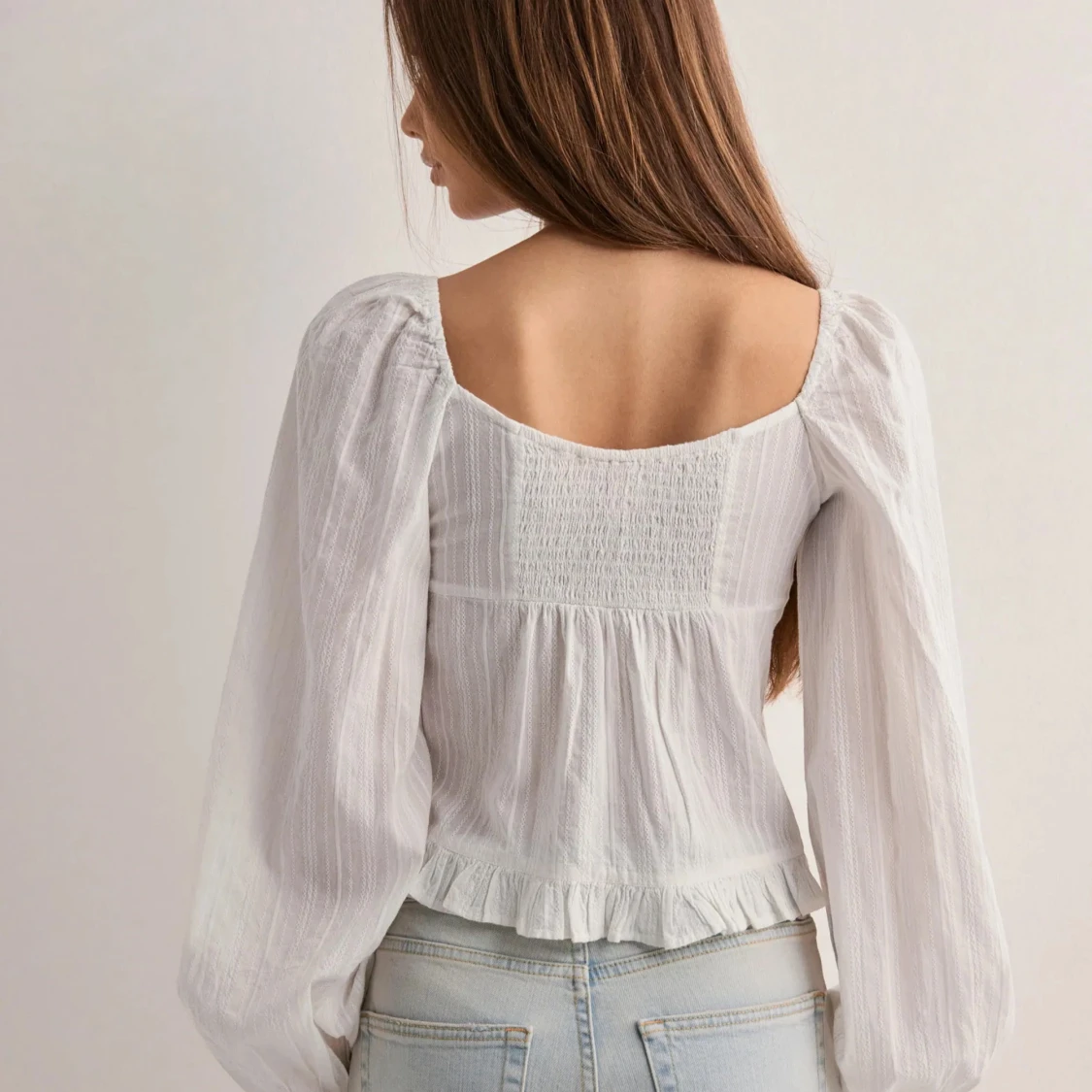 Vit blus med volangdetaljer - 2