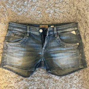 Lågmidjade jeansshorts - Säljer mina snygga lågmidjade blå jeansshorts från Replay. De är perfekta nu till sommaren. Jag köpte dom förra sommaren men de har tyvärr aldrig kommit till användning. Bara att höra av sig vid frågor! 💕💕☀️