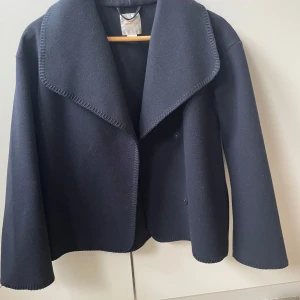 Vår kappa  - En tunn vårkappa som är köpt för ett år sedan. Nästan aldrig använd. Köpt på Gina Young och är i storlek 158/164 men passar som xs/s