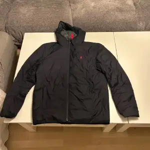Den är ej använd utomhus bara testad hemma (köpte fel storlek tyvär och det var ingen ångerrätt). Det är en snygg jacka från Ralph Lauren med dragkedja och huva. Perfekt nu i våren men även till hösten. En kompis har en likadan och även kunnat använda den på vintern. Jackan har en stilren design med en liten röd logotyp på bröstet. Bara att du hör av dig om du har några frågor. 