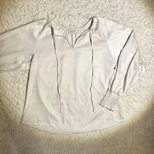 Super fin blus - super fin blus från freequent. Skönt luftigt material som gör dem perfekt för även sommarväder. Enkelt design men ändå väldigt unik som ger din outfit extra fin detalj.