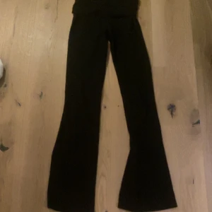 Svarta yoga pants från gina - Säljer mina yoga pants från gina. Använt ett par gånger. Storlek xxs🥰