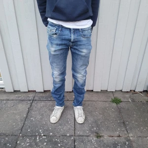 Replay Anbass jeans  - Replay jeans - Modell: Anbass - Storlek: W33/L32(sitter som W31) - skick: 8,5/10 (litet hål på knät) - Nypris runt 2000kr