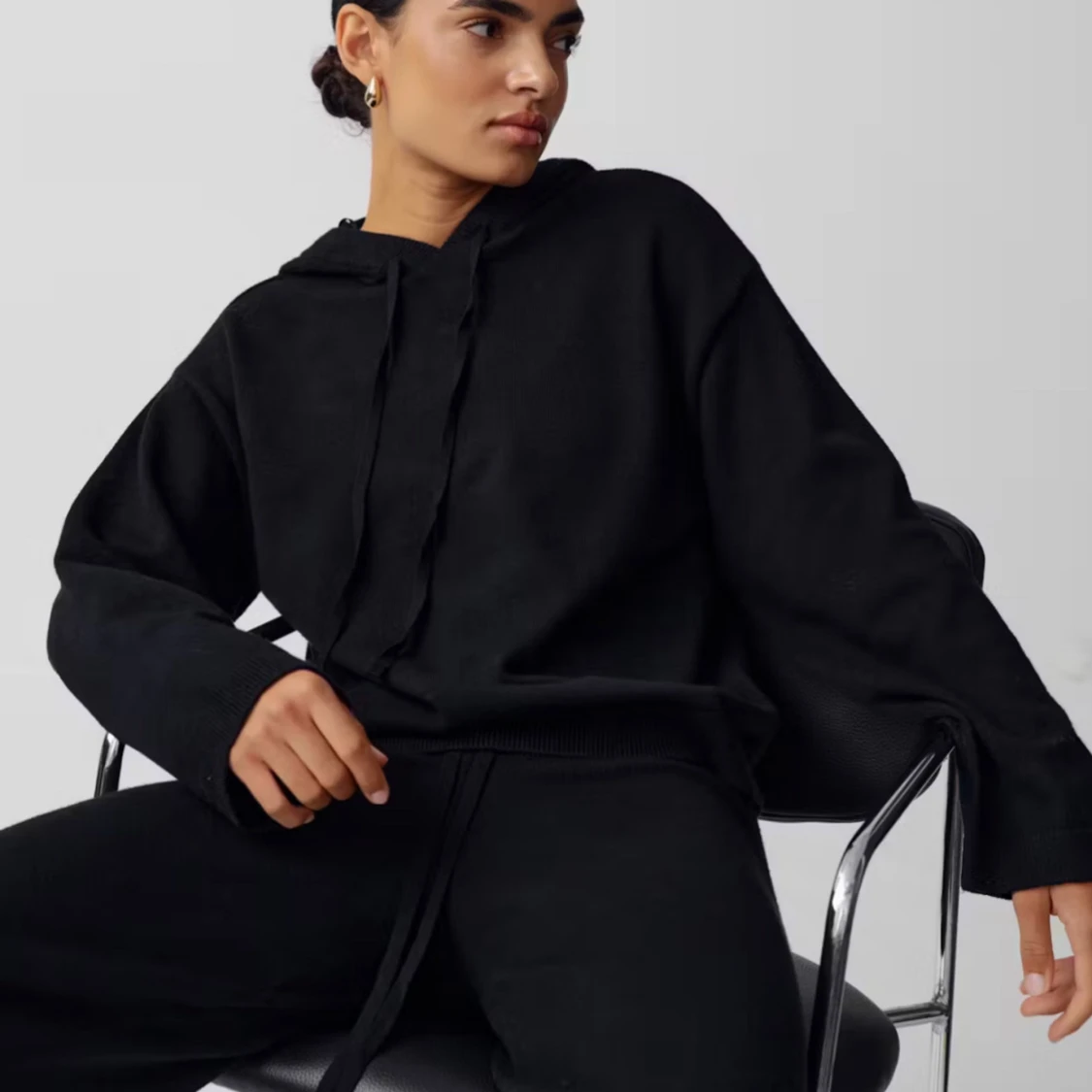 Svart stickad  hoodie  - 1