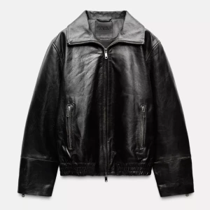 Svart skinnjacka från Zara - Snygg svart skinnjacka från Zara i 100% skinn. Jackan har en dragkedja framtill och två fickor med dragkedjor. Perfekt för en stilren look. Jag tycker om denna väldigt mycket men den har inte kommit till användning. Kollar därav om det finns intresse av köp🥰 Nypris 2495kr. Har använt denna en gång endast. Den är alltså i princip ny. 