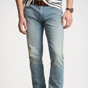 Ljusblåa jeans från Polo Ralph Lauren - Snygga blå jeans från Polo Ralph Lauren i modellen Parkside Active Taper. De har en straight fit med storlek 34/32 men sitter mer som 32/32! Nypris:1500. Om du har några frågornär det bara o höra av sig!