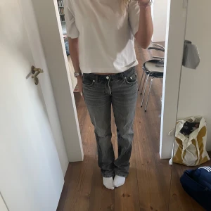 Grå jeans - Snygga grå/svarta jeans med en rak passform från Zara  