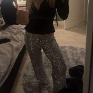 Glittriga byxor i silver - Säljer ett par oanvända glitter byxor, nypris 400 kr 🩷 lapp kvar