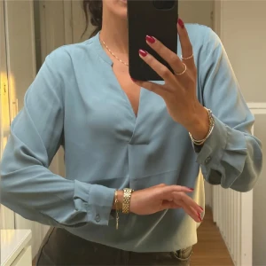 Blus i härlig vårfärg - Strl M