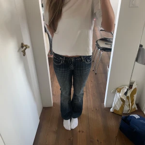 Coola jeans  - Snygga randiga jeans men som inte kommer till användning 🌟