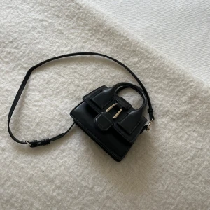 Svart handväska med axelrem - Säljer denna så fina väska då den inte kommer till användning längre. ❤️